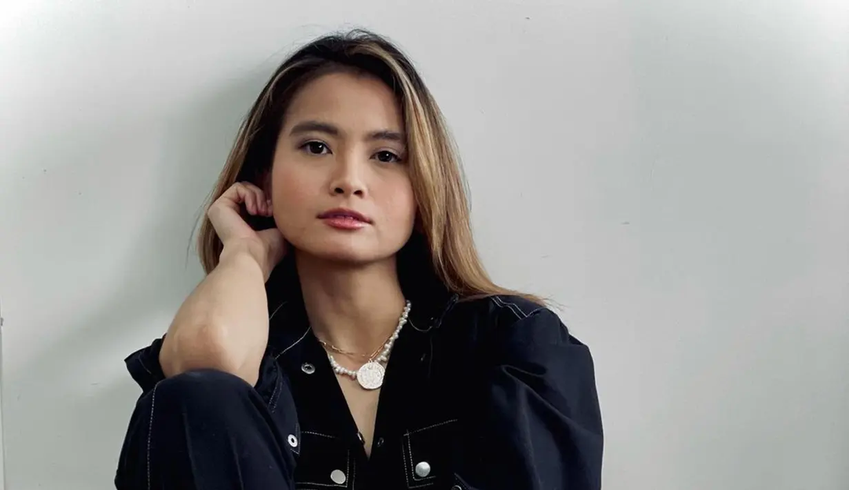Gaya casual Acha Septriasa dengan jumpsuit denim satu ini juga cocok dijadikan inspirasi saat hangout atau berlibur. Meski terlihat santai, namun penampilan ibu satu anak ini tetap stylish. (Liputan6.com/IG/@septriasaacha)