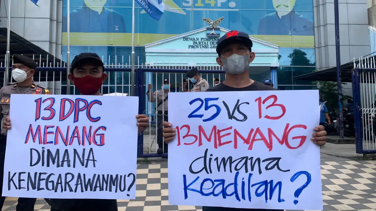 Demo menolak Emil Dardak jadi ketua DPD Demokrat Jatim.