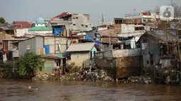 Deretan permukiman penduduk semi permanen di bantaran Sungai Ciliwung, Jakarta, Senin (5/10/2020). Pemprov DKI mencatat kenaikan angka kemiskinan Jakarta sebesar 1,11 persen menjadi 4,53 persen pada bulan September 2020 karena terdampak pandemi COVID-19. (Liputan6.com/Immanuel Antonius)