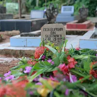 Pusara Alm. Deddy Dores (Adrian Putra/bintang.com)