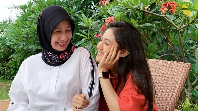 6 Potret Kebersamaan Cut Syifa dan Ibunda, Bak Kakak Adik
