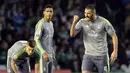 Ekspresi Karim Benzema setelah mencetak gol balasan ke gawang Real Betis dalam lanjutan La Liga Spanyol di Stadion Benito Villamarin, Sevilla, Senin (25/1/2016) dini hari WIB. (AFP/Cristina Quicler)