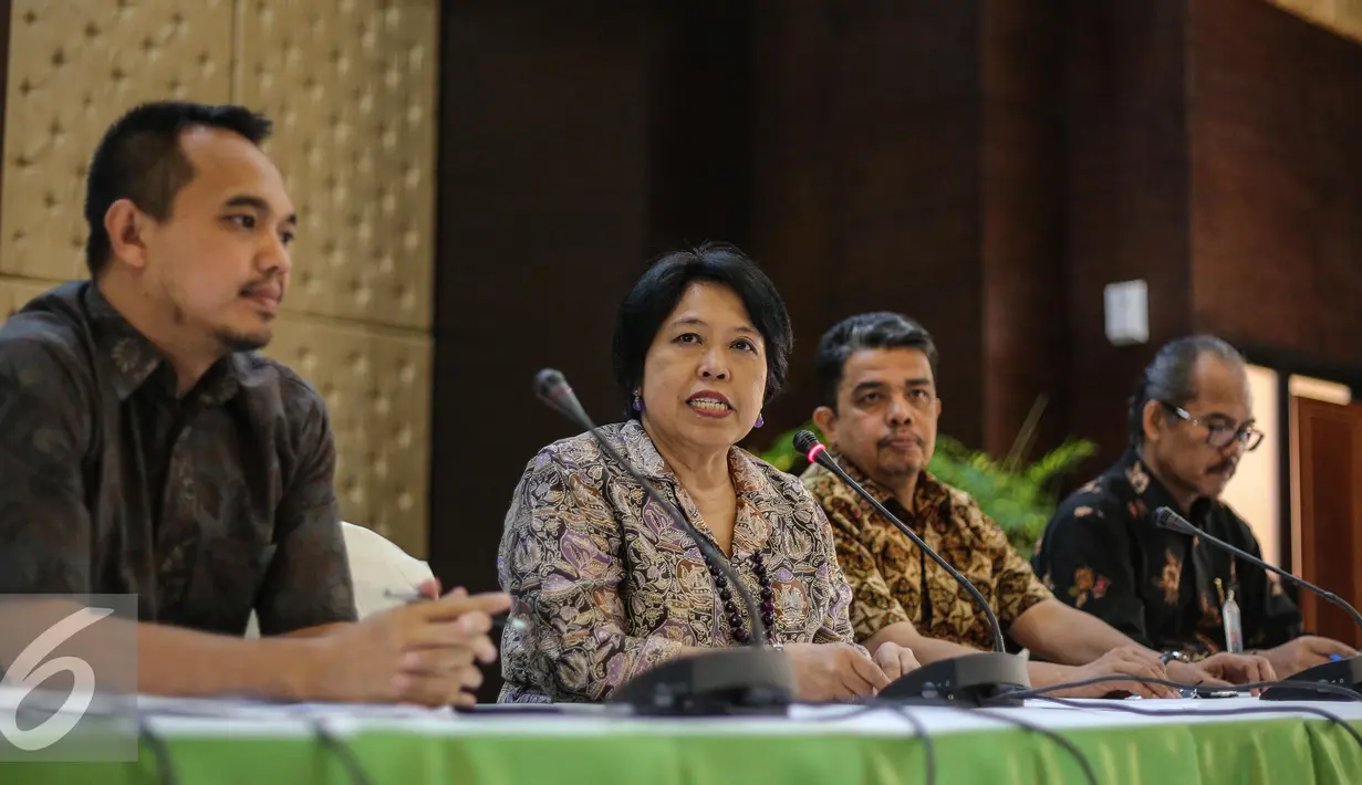 Ketua Pansel Pemilihan Calon Anggota Komisi Yudisial (KY) Harkristuti Harkrisnowo menggelar konferensi pers untuk mengumumkan peserta yang lolos seleksi Profile Assessment di Kantor Kemensesneg, Jakarta, Kamis (9/7/2015). (Liputan6.com/Faizal Fanani) 