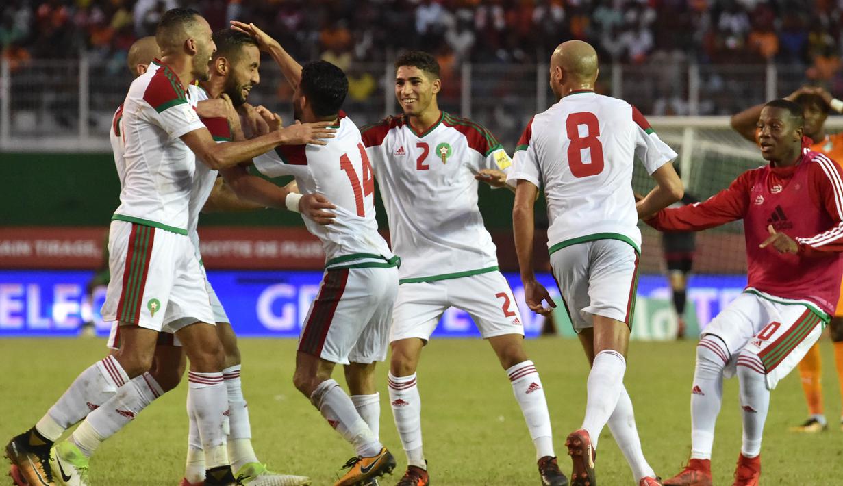 Para pemain Maroko merayakan kemenangan atas Pantai Gading pada Kualifikasi Piala Dunia 2018 di Stadion Félix Houphouët-Boigny, Abidjan, Sabtu (11/11/2017). Pantai Gading kalah 0-2 dari Maroko. (AFP/Issouf Sanogo)