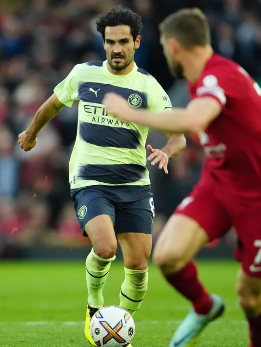 Pemain Manchester City, Ilkay Gundogan (kiri) mengontrol bola selama pertandingan sepak bola Liga Inggris antara Liverpool dan Manchester City di Stadion Anfield, Liverpool, Minggu (16/10/2022). (AP Photo/Jon Super)