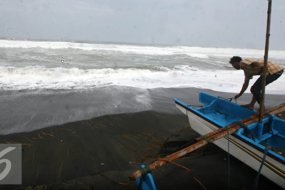 20160609- Gelombang Tinggi Hantam Pantai Selatan Yogya- Boy Harjanto