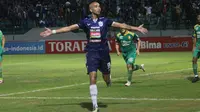 Penyerang PSIS Semarang, Bruno Silva, mencetak gol tunggal kemenangan timnya atas Sriwijaya FC pada laga pekan ke-27 Gojek Liga 1 bersama Bukalapak di Stadion Moch Soebroto, Magelang, Selasa (23/10/2018). (Bola.com/Ronald Seger Prabowo)