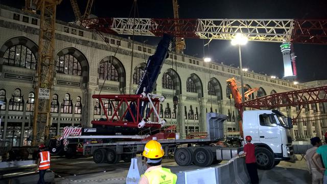 Crane yang menimpa bagian Masjidil Haram mulai dipreteli