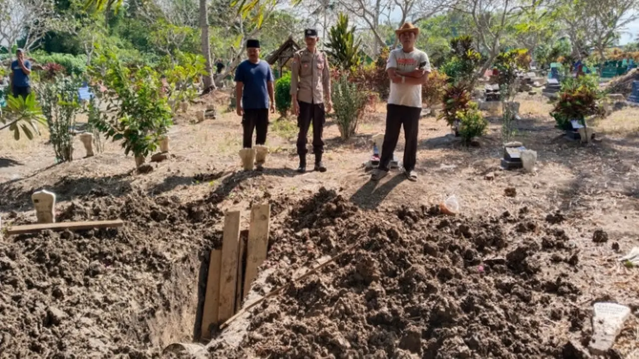 Kondisi makam yang berantakan usai tali pocongnya diambil orang tak dikenal di Banyuwangi. (Istimewa)