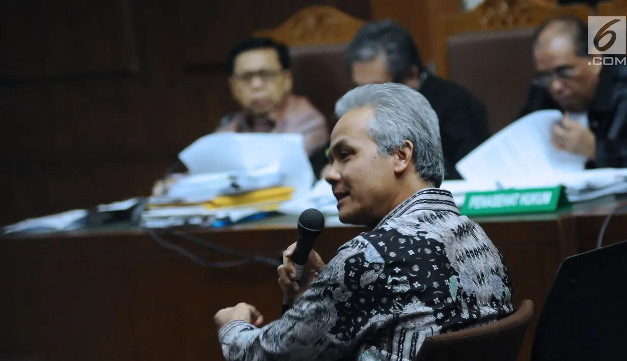Mantan Wakil Ketua Komisi II DPR yang juga Gubernur Jawa Tengah, Ganjar Pranowo memberi kesaksian dalam sidang lanjutan dugaan korupsi pengadaan e-KTP dengan terdakwa, Setya Novanto di Pengadilan Tipikor, Kamis (8/2). (Liputan6.com/Helmi Fithriansyah)