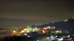 Pemandangan dari sebuah bukit terlihat polusi udara menyelimuti Kota Sarajevo, Bosnia dan Herzegovina, Minggu (27/12). Polusi yang menyelimuti Kota Sarajevo tampak berbentuk gumpalan mirip awan. (REUTERS/Dado Ruvic)