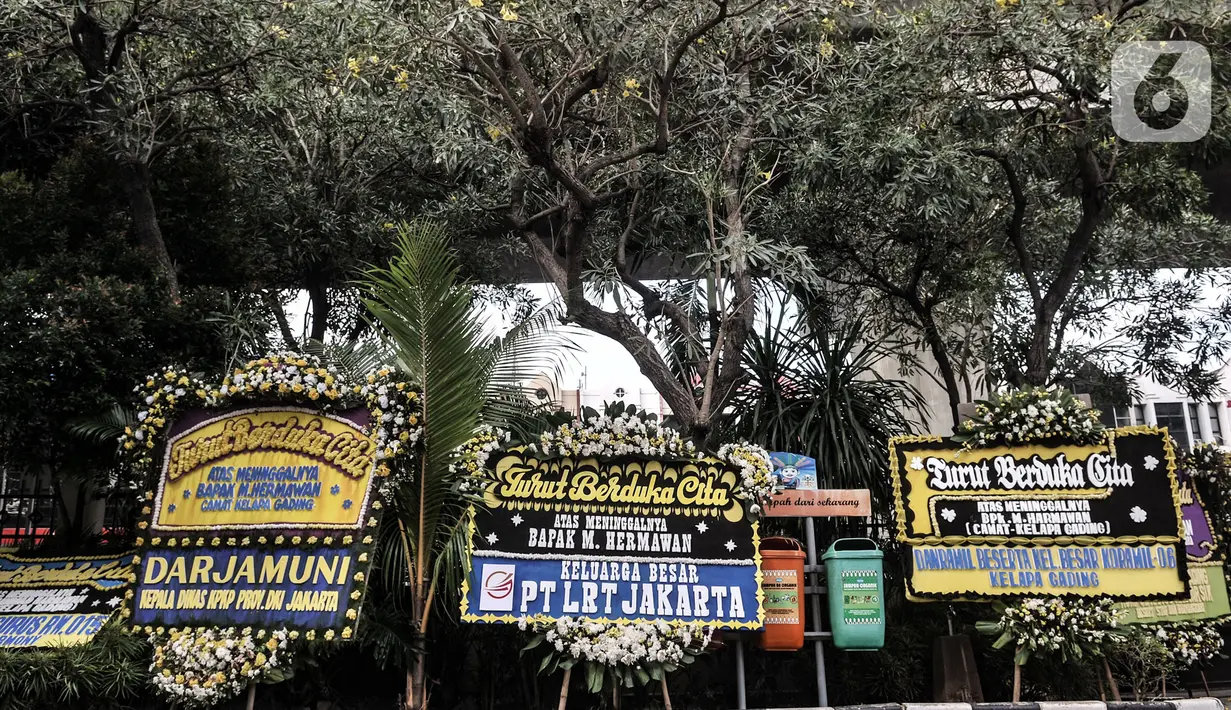 Karangan bunga duka cita untuk Camat Muhammad Hermawan di area Kantor Kecamatan Kelapa Gading, Jakarta, Senin (21/9/2020). Kantor Kecamatan Kelapa Gading ditutup sementara selama 3 hari hingga Rabu (23/9) mendatang, pasca meninggalnya Camat Kelapa Gading akibat COVID-19. (merdeka.com/Iqbal Nugroho)