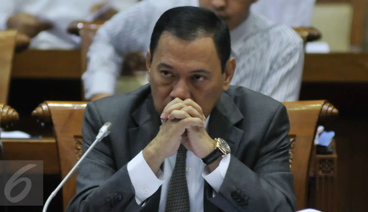Gubernur BI Agus Martowardoyo saat mengikuti Rapat Kerja (Raker) dengan  Komisi XI DPR RI, di Komples Parlemen, Jakarta, Senin (6/6). Raker tersebut membahas Asumsi Dasar APBN-P 2016, dan Target Pembangunan. (Liputan6.com/Johan Tallo)