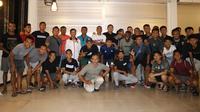 Suasana kebersamaan Persebaya Surabaya setelah ditraktir makan oleh sang pelatih, Djadjang Nurdjaman, yang baru saja menyelesaikan kursus kepelatihan AFC Pro. (Bola.com/Aditya Wany)