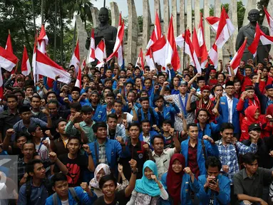 Mahasiswa mengibarkan bendera merah putih berfoto bersama di depan Patung Soekarno - Hatta di Tugu Proklamasi, Jakarta, Kamis (3/11). Para mahasiswa ini mengikuti acara apel Kebangsaan Mahasiswa Indonesia. (Liputan6.com/Johan Tallo)