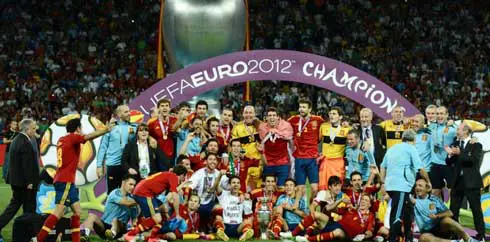 Selebrasi para pemain Spanyol usai menjuarai Euro 2012 setelah menghancurkan Italia 4-0 (2-0) di partai final yang berlangsung di Olympic Stadium, Kiev