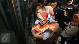 Mantan Gubernur Banten, Ratu Atut Chosiyah saat akan memasuki pintu masuk Gedung KPK, Jakarta, Kamis (16/2). Atut yang datang tanpa mengenakan rompi tahanan KPK ini enggan memberikan komentar. (Liputan6.com/Helmi Afandi)