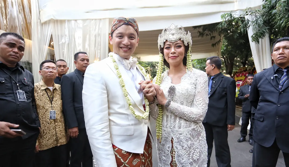 Jumat 18 Agustus menjadi hari berbahagia bagi pasangan Moreno Soeprapto dan Noorani Sukardi. Keduanya baru saja resmi menjadi suami istri. Para tokoh politik menjadi saksi pernikahan pasangan ini. (Adrian Putra/Bintang.com)