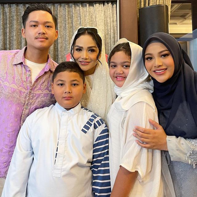 Krisdayanti dan keempat anak kandungnya. (Foto: Instagram @krisdayantilemos)