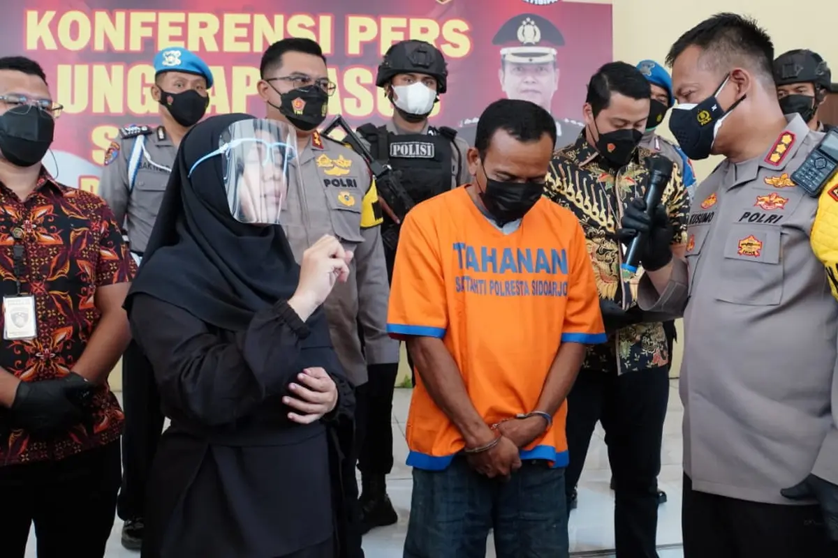 IN (53) ditangkap polisi karena dugaan korupsi  Anggaran Pendapatan dan Belanja Desa (APB Desa). (Dian Kurniawan/Liputan6.com)