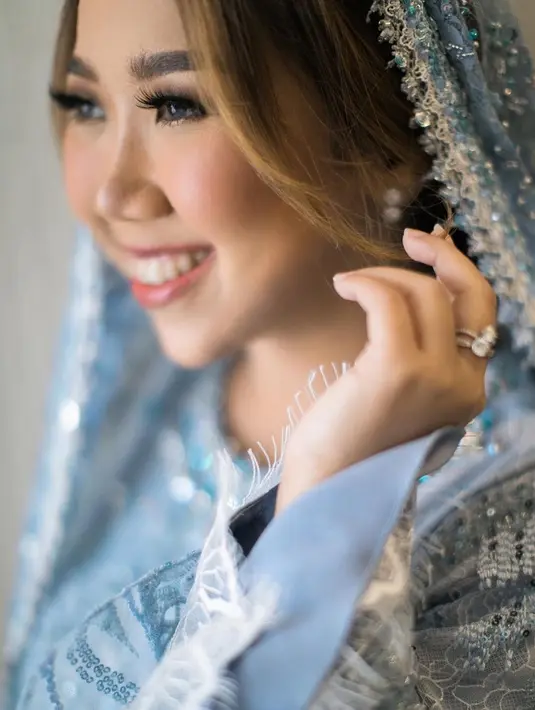 Dengan smokey brown di bagian mata dan rona mauve di bagian bibir dan pipi [instagram/e_studiosphoto]