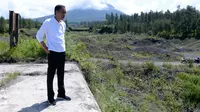 Presiden Jokowi saat mengecek upaya revitalisasi lahan kritis sekitar Dam Kali Putih, Magelang Jawa Tengah, Jumat (14/2/2020). (Liputan6.com/Lizsa Egeham)