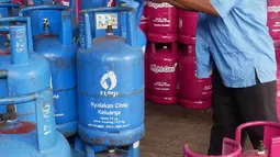 Petugas menata tabung gas LPG non-subsidi di sebuah agen gas di kawasan Jakarta, Kamis (30/12/2021). Pertamina memastikan stok LPG nasional, baik LPG PSO maupun Non PSO, dalam kondisi aman menjelang pergantian Tahun Baru 2022. (Liputan6.com/Angga Yuniar)