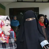 "Alhamdulillah bahagia, mau bercerai dua-duanya. Anak-anak dibawah pengasuhan mbak Dian," ucap Ina Rachman di Pengadilan Agama Jakarta Timur, Rabu (11/4/2018). (Adrian Putra/Bintang.com)