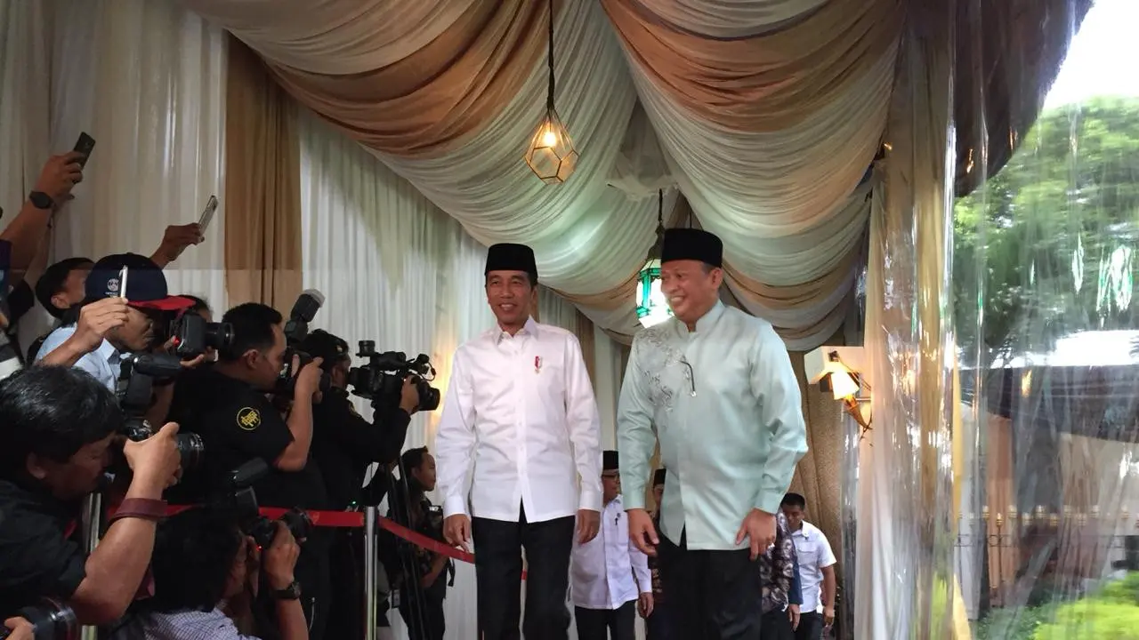 Ketua DPR RI Bambang Soesatyo menyambut hangat kedatangan Presiden Joko Widodo atau Jokowi di rumah dinasnya. (Merdeka.com)
