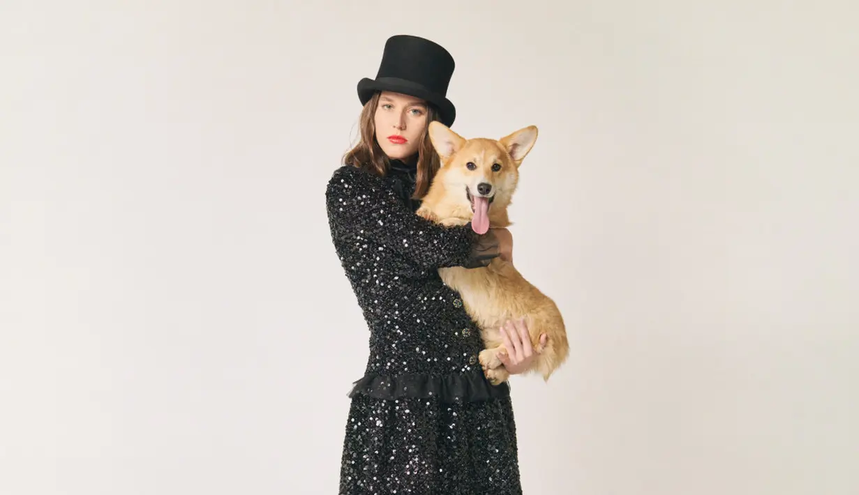 Tetap ada koleksi gaun atau rok maxi dengan permainan sequin yang dibuat lebih modern dan minimalis. [@chanel]