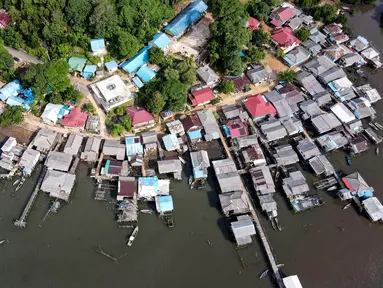 Foto udara yang diambil pada tanggal 18 September 2023 ini menunjukkan desa Monggak di Pulau Rempang. (Bay Ismoyo/AFP)
