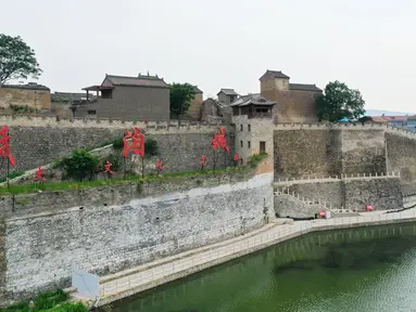 Foto udara menunjukkan tembok pelindung di situs bersejarah Dijicheng, Yangcheng, Shanxi, China, Selasa (7/7/2020). Dibangun dan dikembangkan pada era Dinasti Ming dan Qing, kota kuno Guoyu dan situs bersejarah Dijicheng adalah kompleks benteng kuno yang khas di China utara. (Xinhua/Chai Ting)