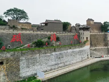Foto udara menunjukkan tembok pelindung di situs bersejarah Dijicheng, Yangcheng, Shanxi, China, Selasa (7/7/2020). Dibangun dan dikembangkan pada era Dinasti Ming dan Qing, kota kuno Guoyu dan situs bersejarah Dijicheng adalah kompleks benteng kuno yang khas di China utara. (Xinhua/Chai Ting)