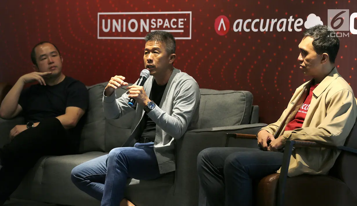 Direktur PT Bank DBS Indonesia Rudy Tandjung (tengah) memberi keterangan pers pada kemitraan strategis melalui ekosistem untuk mendukung pertumbuhan UKM dan startup di Indonesia Jakarta, Rabu (6/3). (Liputan6.com/Fery Pradolo)