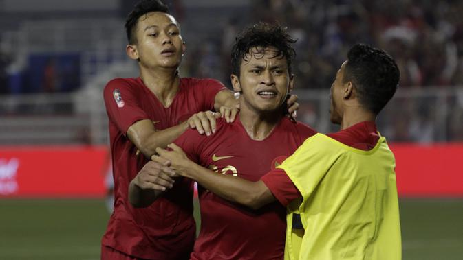 Striker Timnas Indonesia U-22, Osvaldo Haay, merayakan gol yang dicetaknya ke gawang Myanmar U-22 di di Stadion Rizal Memorial, Manila, Sabtu (7/12). Indonesia menang 4-2 atas Myanmar. (Bola.com/M Iqbal Ichsan)