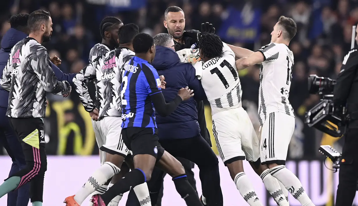 Kiper Inter Milan, Samir Handanovic (tengah) terlibat pertikaian dengan gelandang Juventus, Juan Cuadrado di akhir laga leg pertama semifinal Coppa Italia 2022/2023 di Allianz Stadium, Turin, Rabu (5/4/2023) dini hari WIB. Kedua pemain akhirnya mendapat kartu merah dari wasit Davide Massa. (LaPresse via AP Photo/Fabio Ferrari)