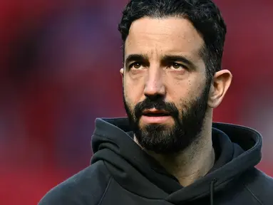 Pelatih Manchester United, Ruben Amorim dalam laga lanjutan Liga Inggris 2024/2025 melawan Wolves di Old Trafford, Inggris, Minggu (20/04/2025) waktu setempat. (AFP/Paul Ellis)