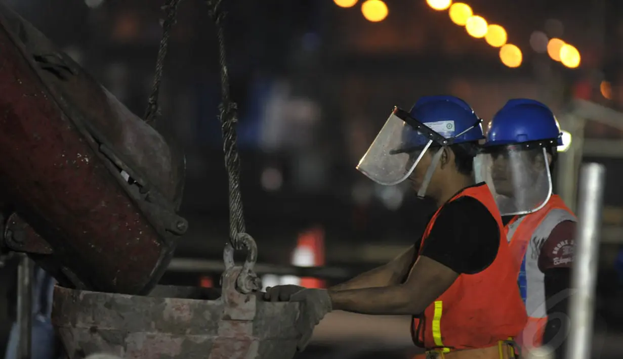 Sejumlah petugas tampak bekerja mengerjakan tahapan pengecoran, Jakarta, (29/8/14).(Liputan6.com/Johan Tallo) 