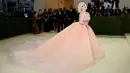 Billie Eilish tampil seperti Marilyn Monroe dalam balutan gaun tulle rancangan Oscar de la Renta. Gaun ini dihiasi setidaknya 30 perhiasan Cartier, termasuk 25 cincin. Foto: Vogue.