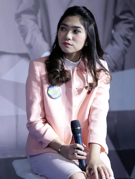 Dipercaya mejadi juri memang pantas bagi Isyana yang memiliki modal pengetahuan musikalitas. Mengingat selama kuliah di London, ia memeplajari soal musik dan akhirnya diaplikasikan di Cornetto Pop Awards 2017 ini. (Deki Prayoga/Bintang.com)
