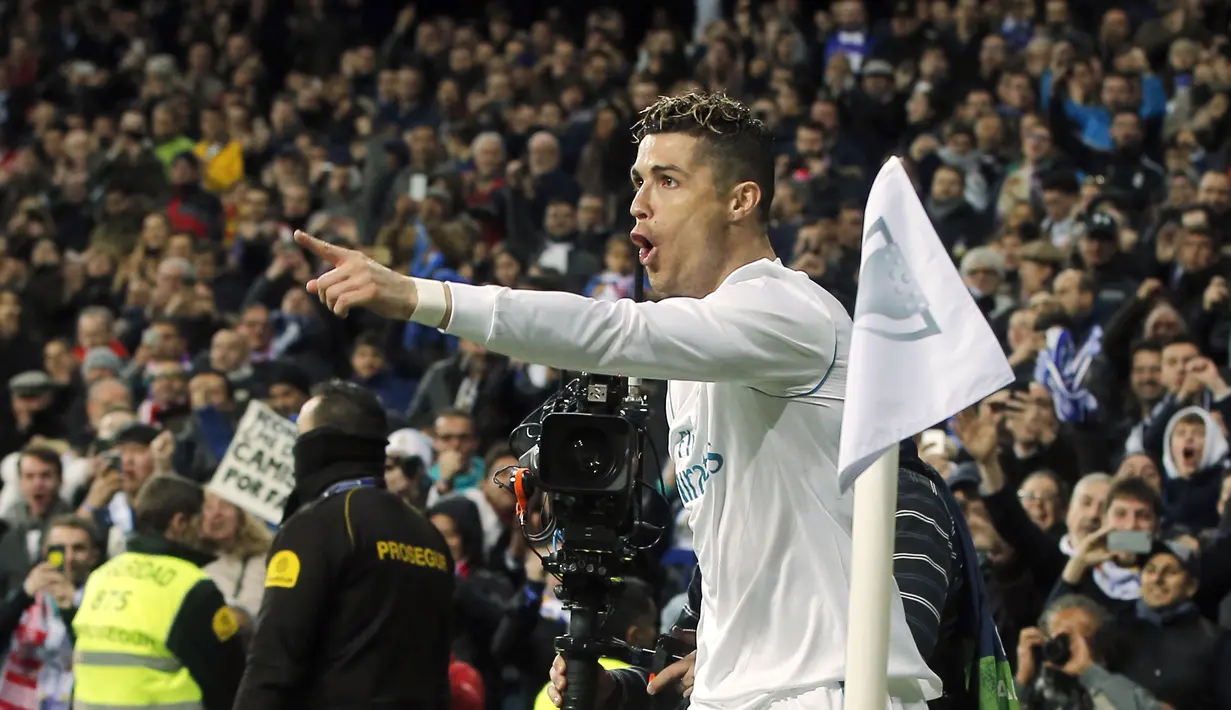 Bintang Real Madrid, Cristiano Ronaldo memimpin top scorer sementara Liga Champions dengan koleksi 12 gol.  (AP/Paul White)
