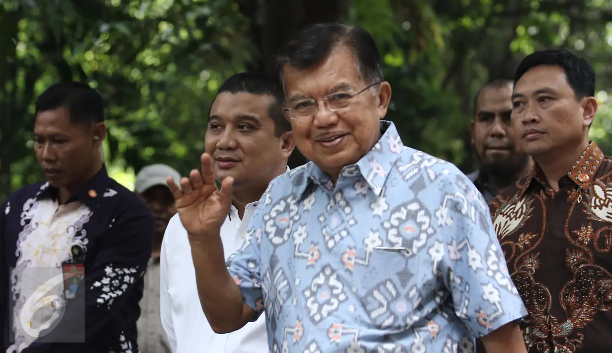 Wapres Jusuf Kalla (JK) mendatangi  TPS 03 Kelurahan Pulo, Jakarta Selatan, Rabu (19/4). Ditemani istri, Mufidah Kalla dan sang cucu, JK memberikan suaranya pada Pilkada DKI putaran kedua di TPS bernuansa Betawi tersebut. (Liputan6.com/Herman Zakharia)