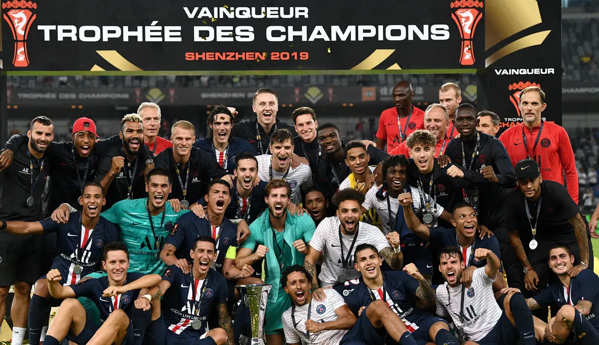 Para pemain PSG merayakan gelar juara Piala Super Prancis usai mengalahkan Rennes di Stadion Shenzhen, China, Sabtu (3/8). PSG menang 2-1 atas Rennes. (AFP/Franck Fife)
