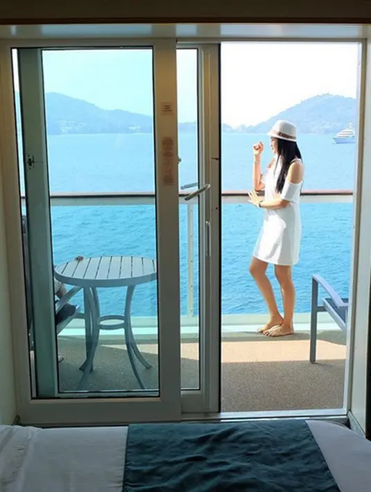 Alasan Titi Kamal berlibur dikapal, selain karena pelayanan yang bagus, juga viewnya bikin speechless. (Foto: Instagram/@titi_kamall)