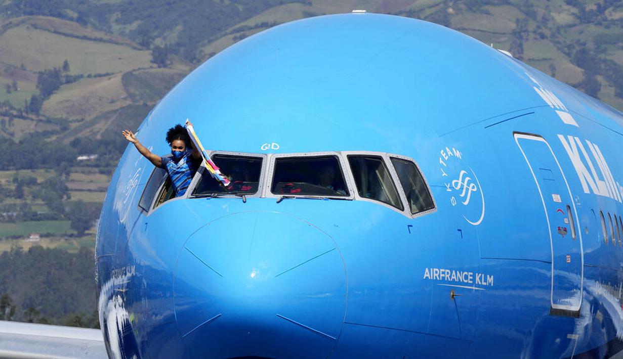 Beragam cara dan gaya ditunjukkan para atlet peraih medali Olimpiade Tokyo 2020 saat mengekspresikan kebahagiaan ketika tiba di negara asalnya. (Foto: AP/Dolores Ochoa)