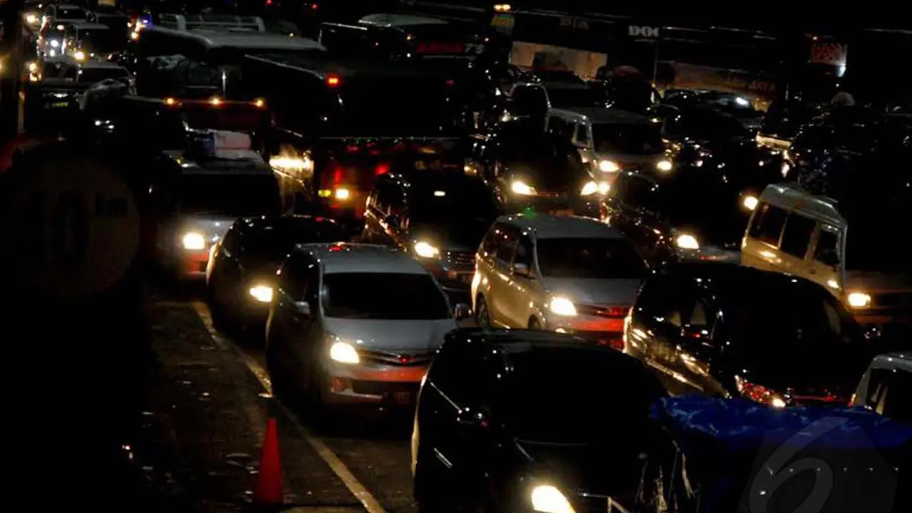 H-2, Ribuan Kendaraan 'Parkir' di Gerbang Tol Cikampek