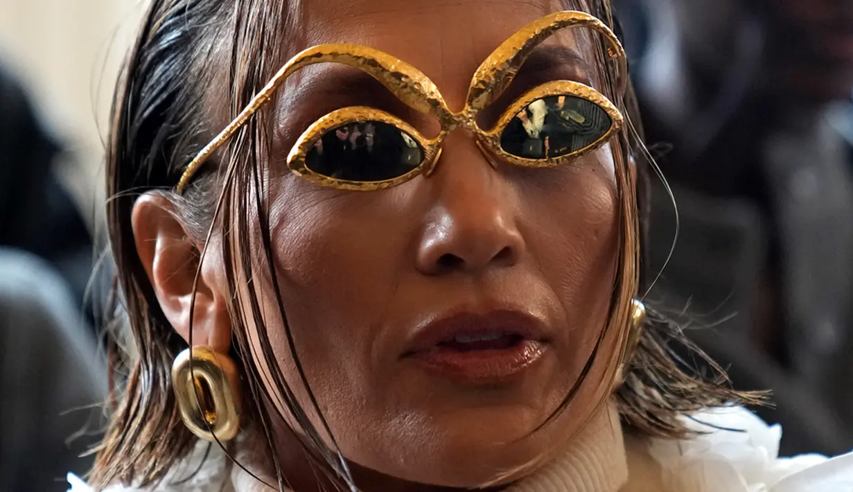 Mengutip People, Selasa (23/1/2024), J.Lo, biasa disapa, juga menampilkan potongan rambut berbeda dari biasanya. Di kesempatan itu, ia memotong rambut panjang yang telah menjadi ciri khasnya selama ini menjadi bob pendek dengan poni ditarik ke belakang. (AP Photo/Christophe Ena)