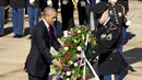 Presiden AS Barack Obama meletakkan karangan bunga pada perayaan Hari Veteran  di Arlington National Cemetery, Virginia, Rabu (11/11). Hari Veteran adalah hari libur nasional untuk menghormati jasa para tentara Amerika. (REUTERS/Kevin Lamarque)
