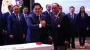 <p>Ketua Umum PSSI, Erick Thohir (kiri) berfoto bersama dengan Ketua KONI, Marciano Norman saat Pelantikan Pengurus PSSI Masa Bakti 2023-2027 yang berlangsung di Hotel Fairmont, Jakarta, Jumat (26/05/2023). (Bola.com/Bagaskara Lazuardi)</p>