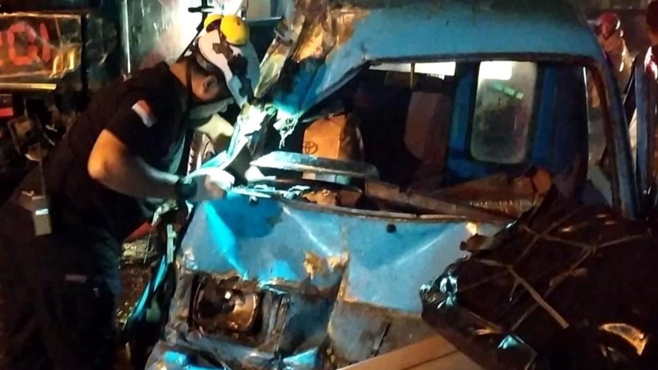 Evakuasi Dramatis Sopir Angkot Terjepit Akibat Ditabrak Truk Kontainer di Bogor